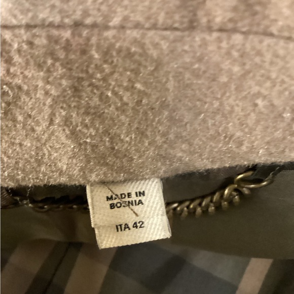 Burberry London Virgin Wool Coat
• Brown
• Pointed Collar
• Flap - Picture 8 of 12